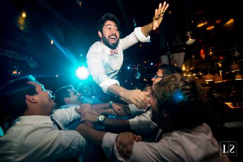 noivo-pulando-em-cima-dos-amigos'