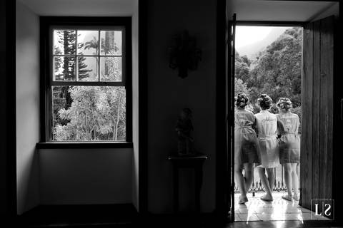 noiva-e-madrinhas-na-janela'