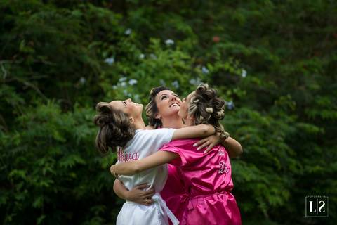 noiva-e-madrinhas-abraçadas'