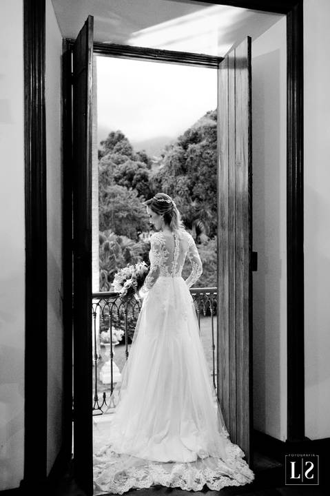 pose-da-noiva-na-janela'