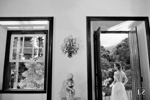 pose-da-noiva-na-janela'