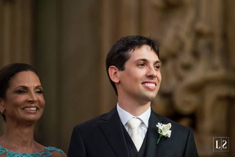 noivo-no-altar-vendo-entrada-da-noiva'