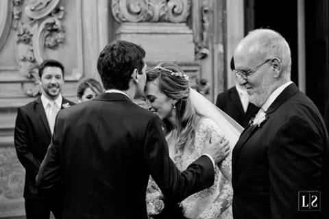 noivo-beija-a-noiva-no-altar'