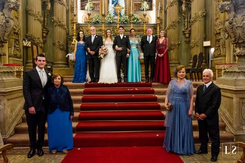 noivos-e-familia-no-altar'