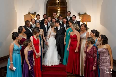 noivos-se-beijando-e-padrinhos-olhando'