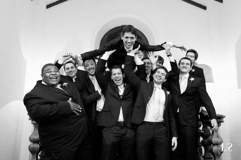 noivo-suspenso-pelos-padrinhos'