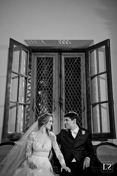 noivos-posando-para-foto'