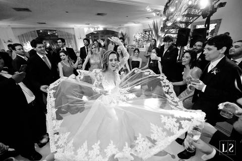 amigos-segurando-saia-do-vestido-da-noiva'