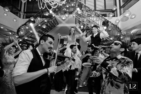 noivos-sendo-carregados-pelos-padrinhos'