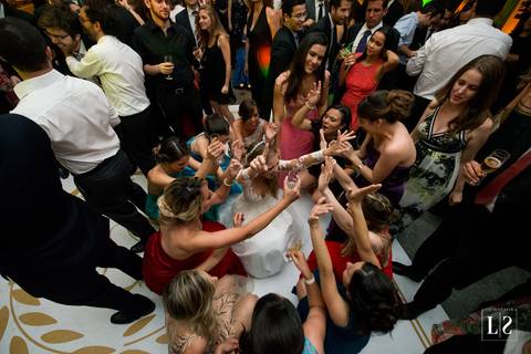 noiva-dançando-com-as-amigas'