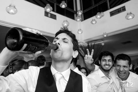 noivo-bebendo-com-amigos-olhando'