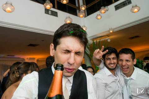 noivo-bebendo-com-amigos-olhando'