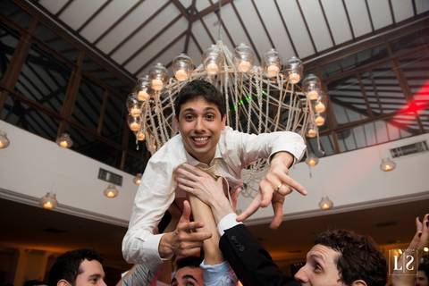 noivo-suspenso-pelos-padrinhos'