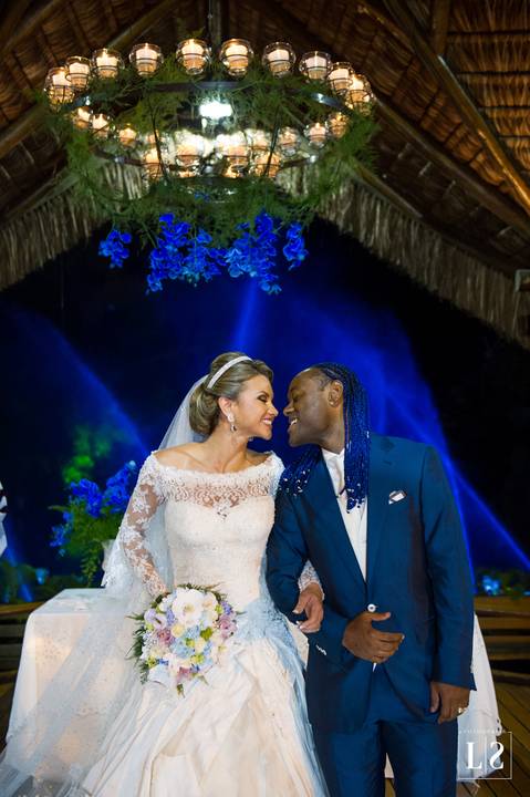 noivos-saindo-da-igreja'