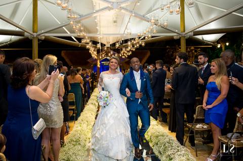 noivos-saindo-da-igreja'