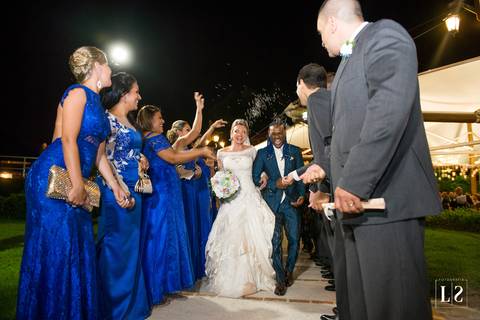 noivos-saindo-da-igreja'