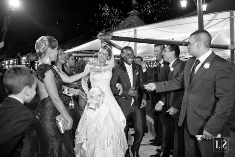 noivos-saindo-da-igreja'