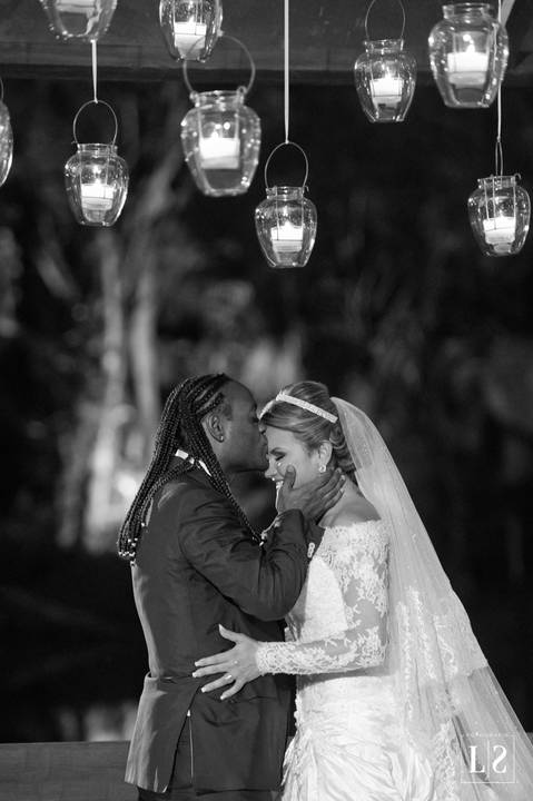 noivo-beijando-a-noiva'