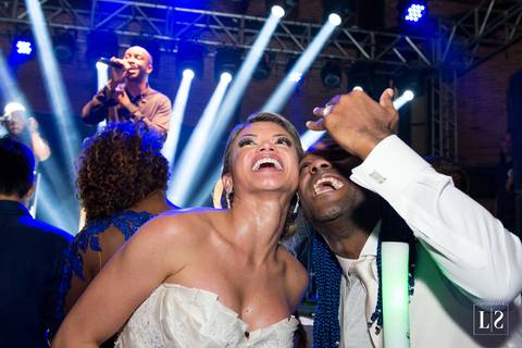 noivos-sorrindo-na-pista-de-dença'