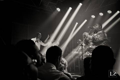 noivos-dançando-e-pericles-cantando'