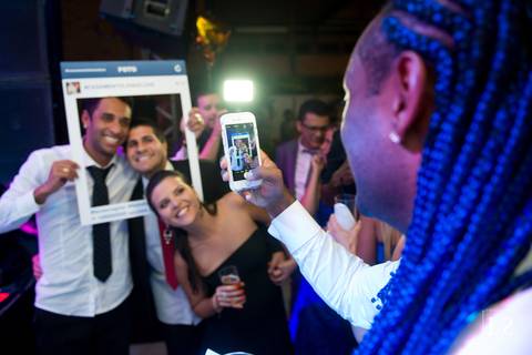 noivo-tirando-foto-celular'