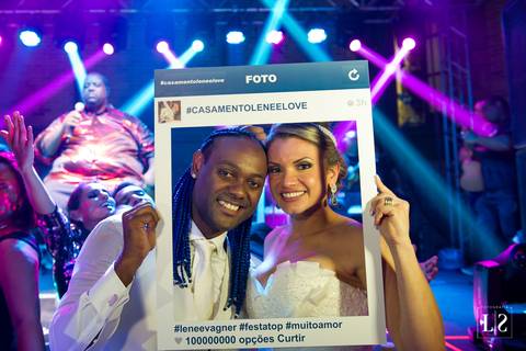 noivos-posando-com-moldura-instagram'