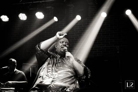 pericles-cantando-no-casamento'