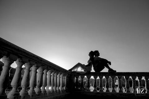 ensaio-casal-sentado-em-cima-do-muro'