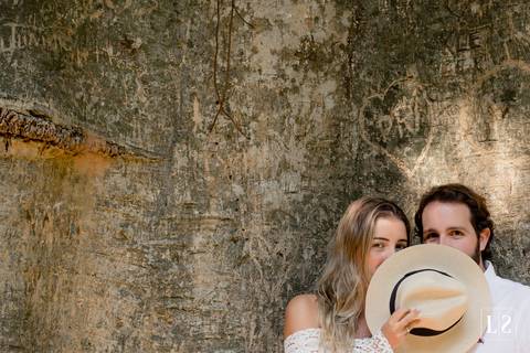 ensaio-casal-sentado-com-chapeu'