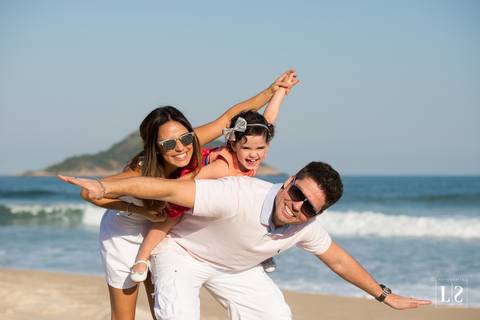 ensaio-familia-casal-e-filha-na-praia'