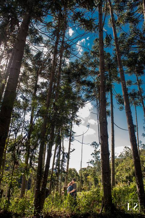ensaio-casal-entre-arvores'