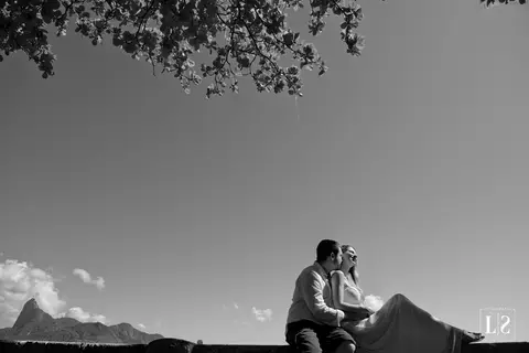 ensaio-casal-sentado-em-cima-do-muro'
