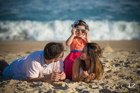 ensaio-familia-casal-e-filha-na-praia'