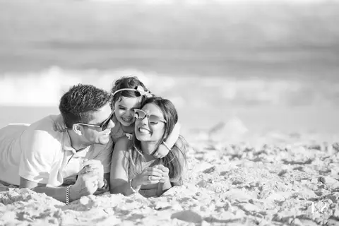 ensaio-familia-casal-e-filha-na-praia'