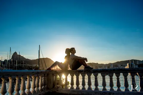 ensaio-casal-sentado-em-cima-do-muro'