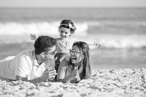 ensaio-familia-casal-e-filha-na-praia'