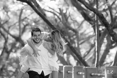 ensaio-casal-mulher-na-garupa'