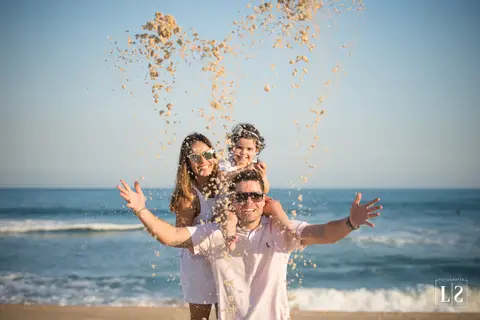 ensaio-familia-casal-e-filha-na-praia'