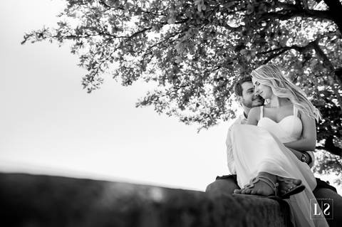 ensaio-casal-sentado-em-cima-do-muro'