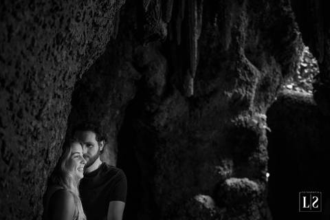 ensaio-casal-junto-da-arvores'