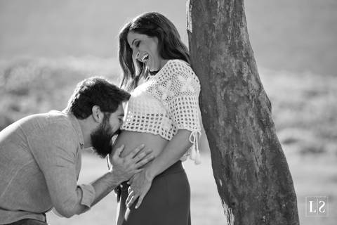 ensaio-gravida-pai-beijando-barriga-mae'