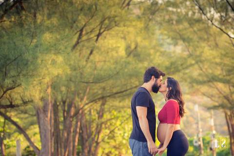 ensaio-gravida-casal-se-beijando'