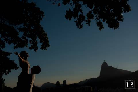 ensaio-casal-abraçado-com-cristo-redentor-ao-fundo'