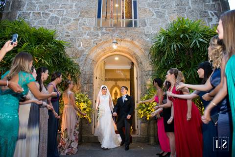 noivos-saindo-da-igreja'