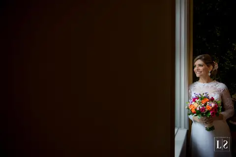 noiva-posando-com-buque'