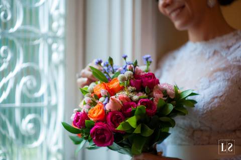 noiva-posando-com-buque'