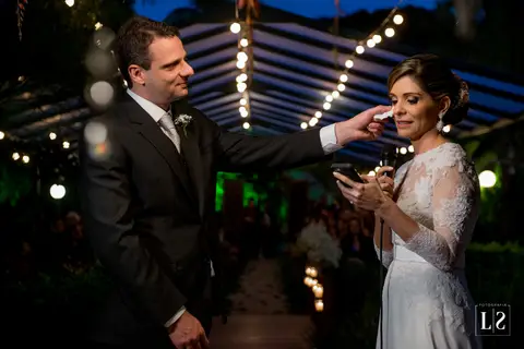 noiva-chorando-no-altar'