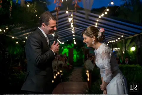 noivo-falando-no-altar-e-noiva-rindo'