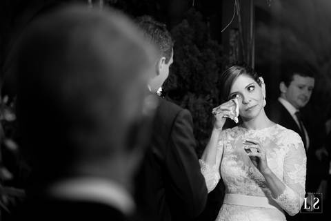 noiva-chorando-no-altar'