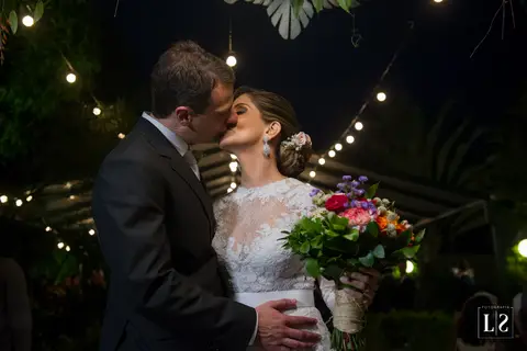 noivos-se-beijando-no-altar'